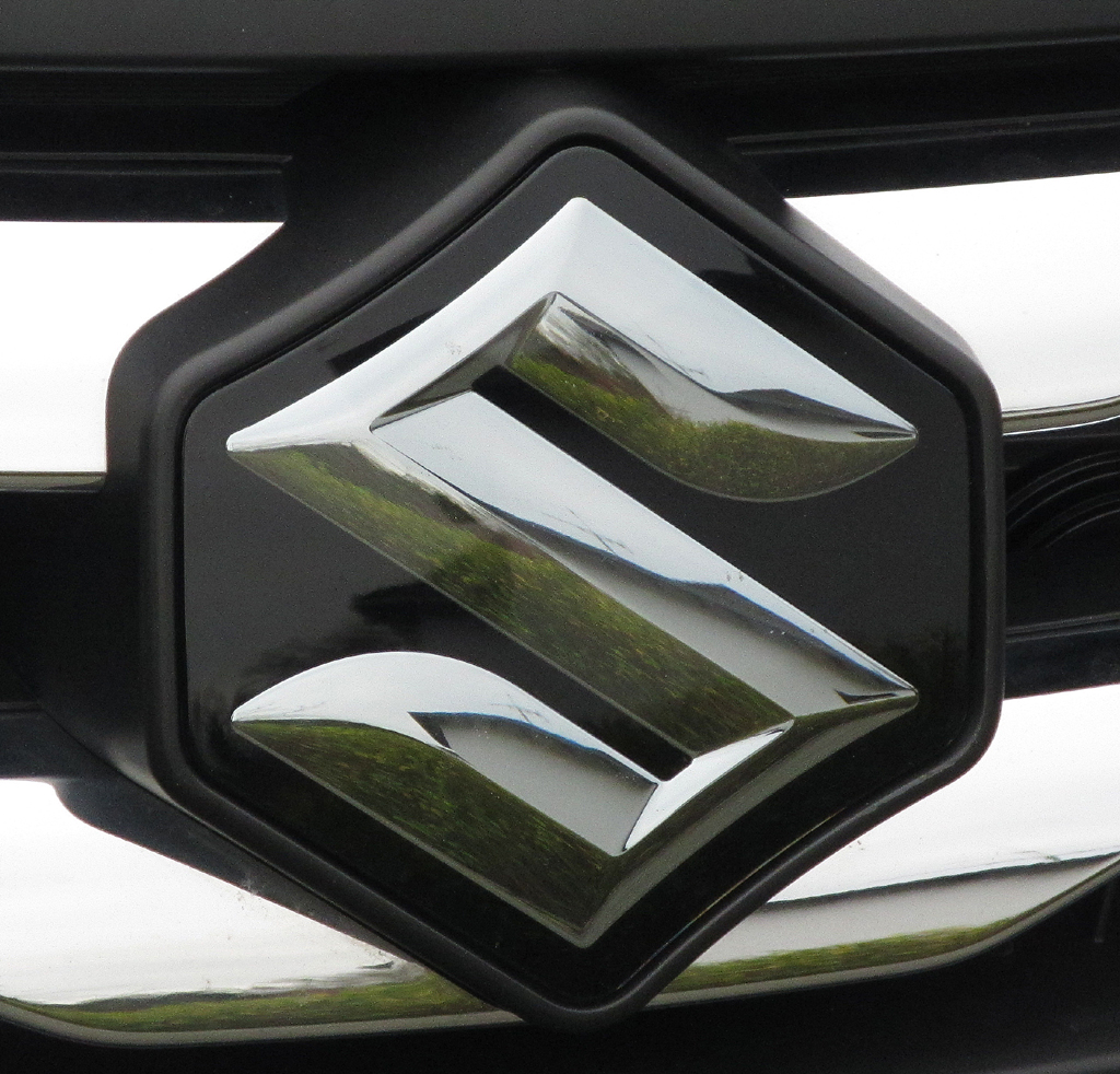 Suzuki SX4 S-Cross: Das Markenlogo sitzt vorn mittig im Kühlergrill.