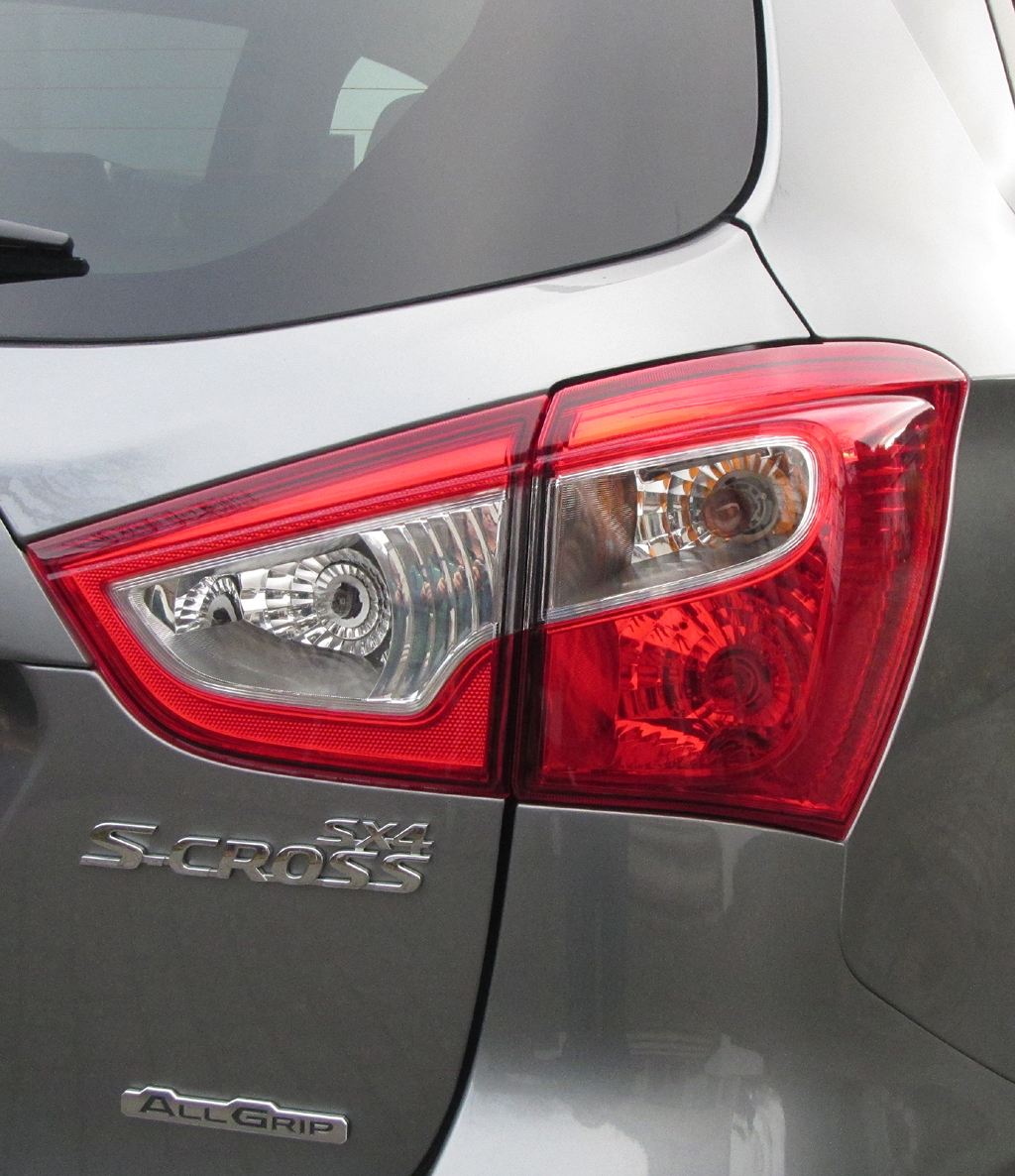 Suzuki SX4 S-Cross: Moderne Leuchteinheit hinten mit Modellschriftzug.