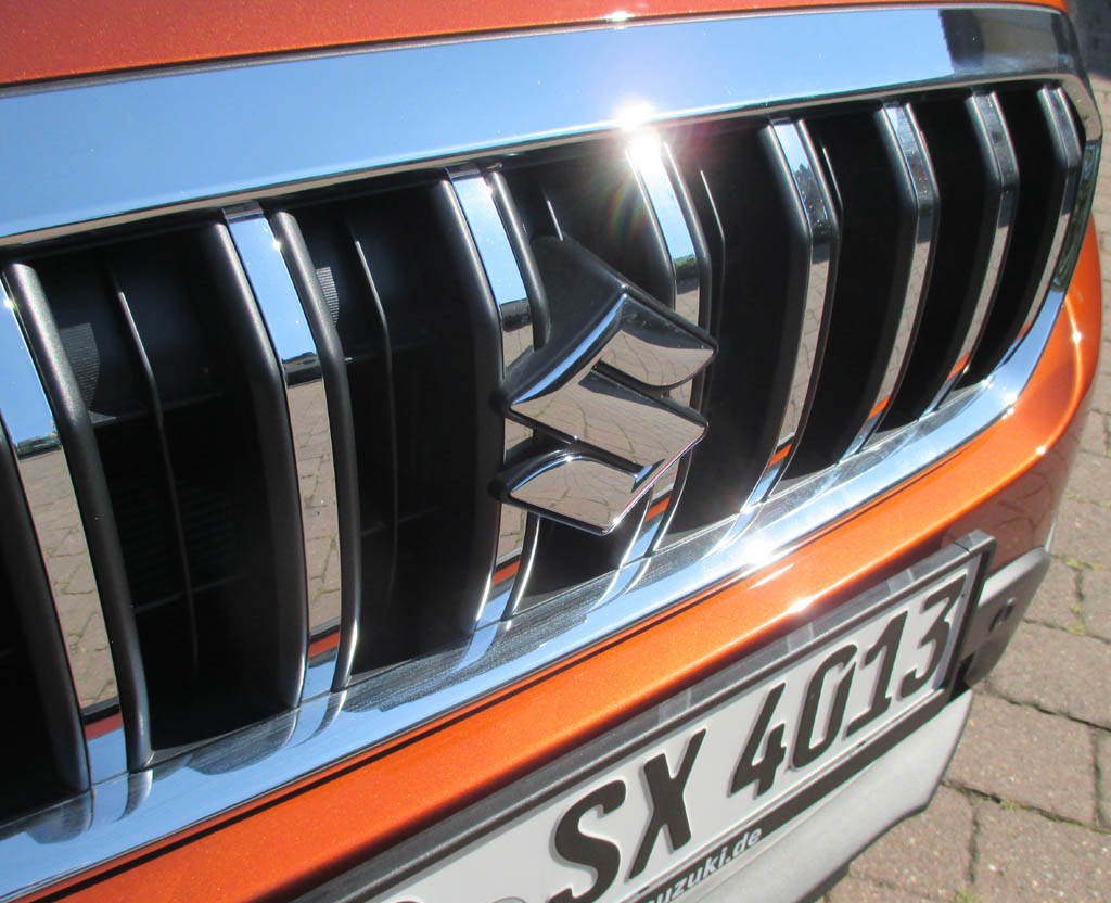 Suzuki SX4 S-Cross: Das Markenlogo sitzt vorn im Kühlergrill.