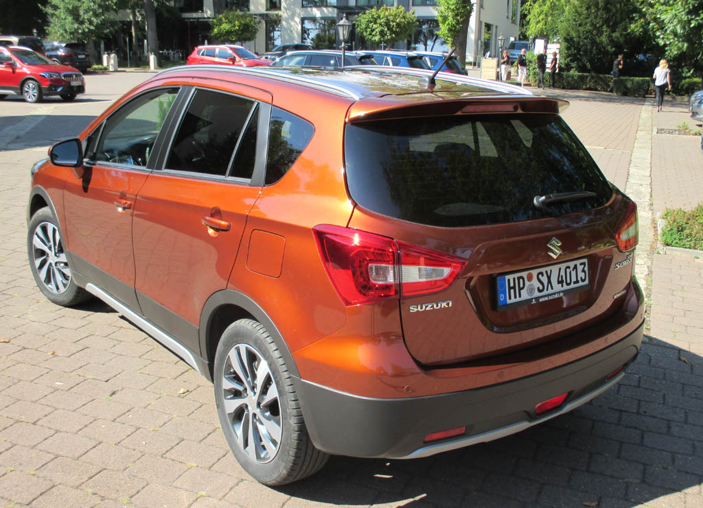 Suzuki SX4 S-Cross: Heck-/Seitenansicht.