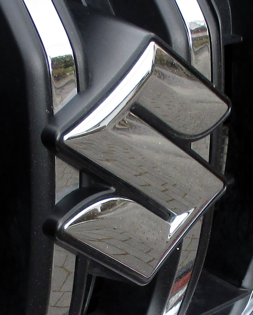 Suzuki SX4 S-Cross: Das Markenlogo sitzt vorn mittig im Kühlergrill.