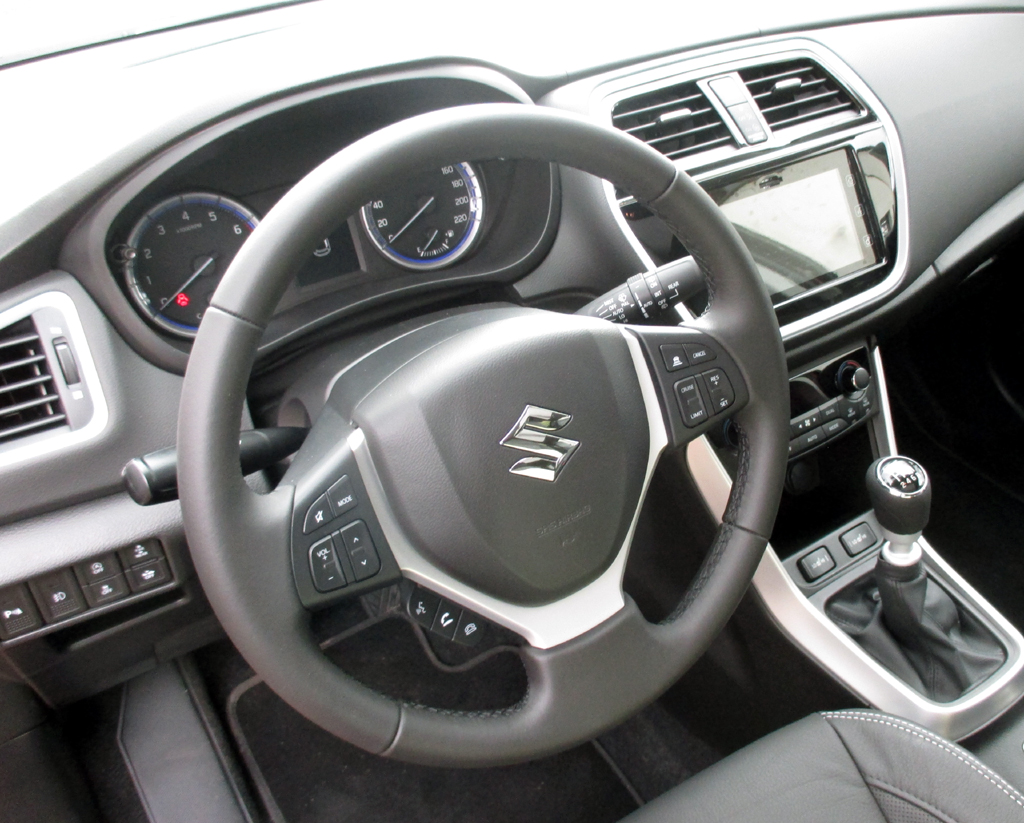 Suzuki SX4 S-Cross: Im Cockpit geht es sehr übersichtlich zu.