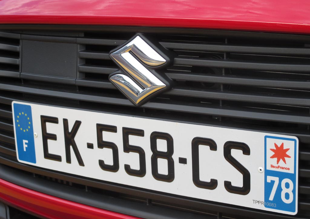 Suzuki Swift: Das Markenlogo sitzt vorn im oberen Teil des neuen Kühlergrills.