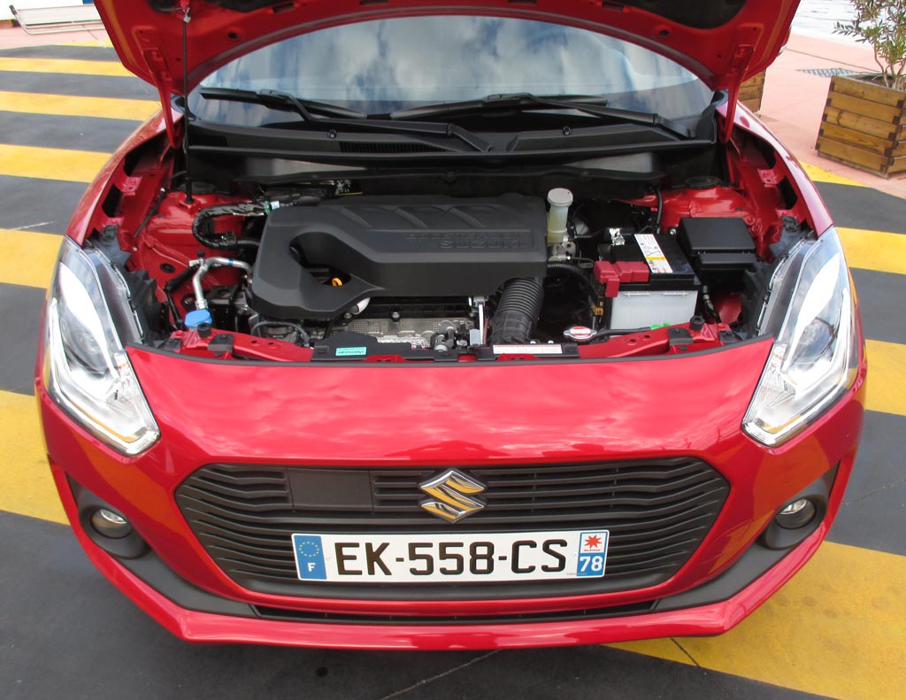 Suzuki Swift: Blick unter die Haube auf den 1,0-Liter-Dreizylinder. 