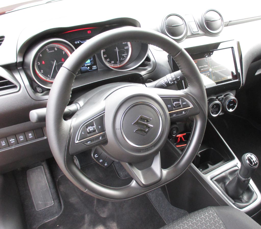 Suzuki Swift: Im Cockpit geht es insgesamt recht übersichtlich zu.