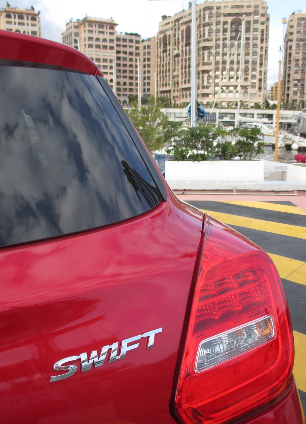 Suzuki Swift: Moderne Leuchteinheit hinten mit Modellschriftzug.