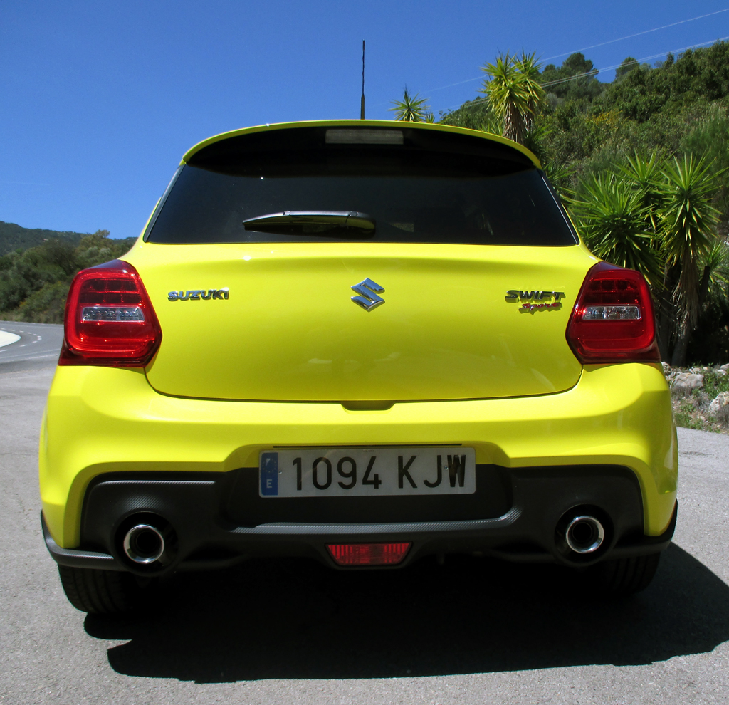 Suzuki Swift Sport: Blick auf die ebenfalls bulligere Heckpartie.