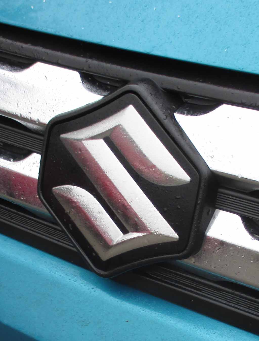 Suzuki Vitara: Das Markenlogo sitzt vorn im Kühlergrill.