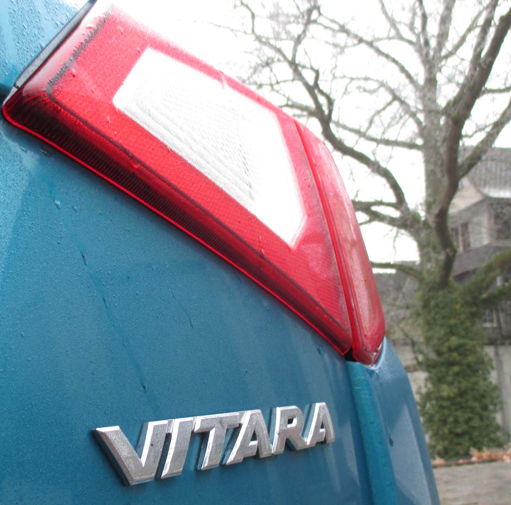 Suzuki Vitara: Moderne Leuchteinheit hinten mit Modellschriftzug.