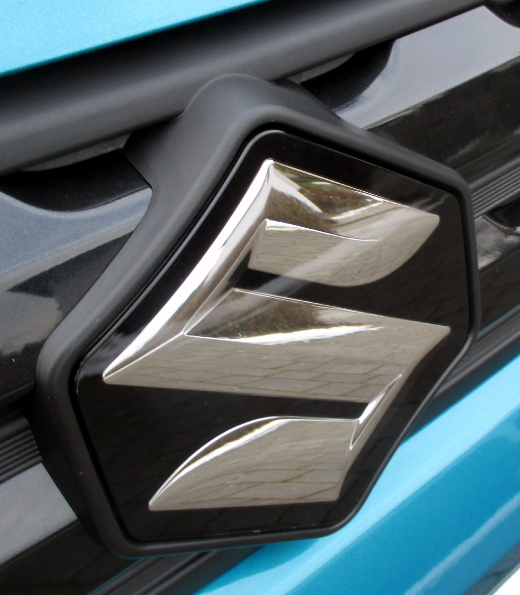 Suzuki Vitara: Das Markenlogo sitzt vorn im Kühlergrill.