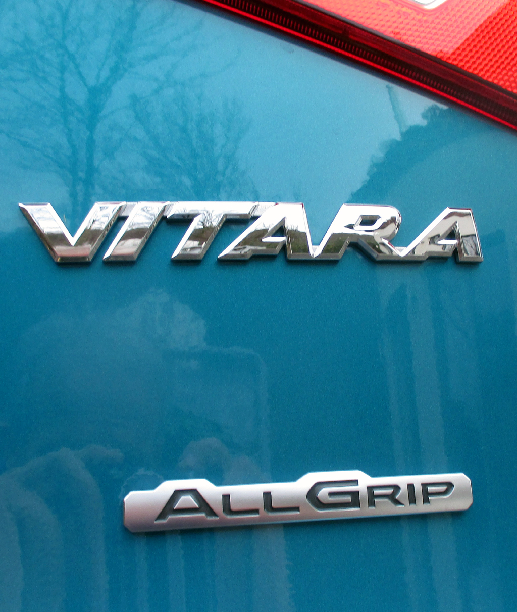 Suzuki Vitara: Modellschriftzug und Allradkennung am Heck.