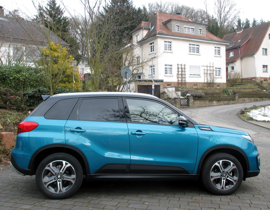 Suzuki Vitara: Und so sieht der fünftürige SUV-Fünfsitzer von der Seite aus.