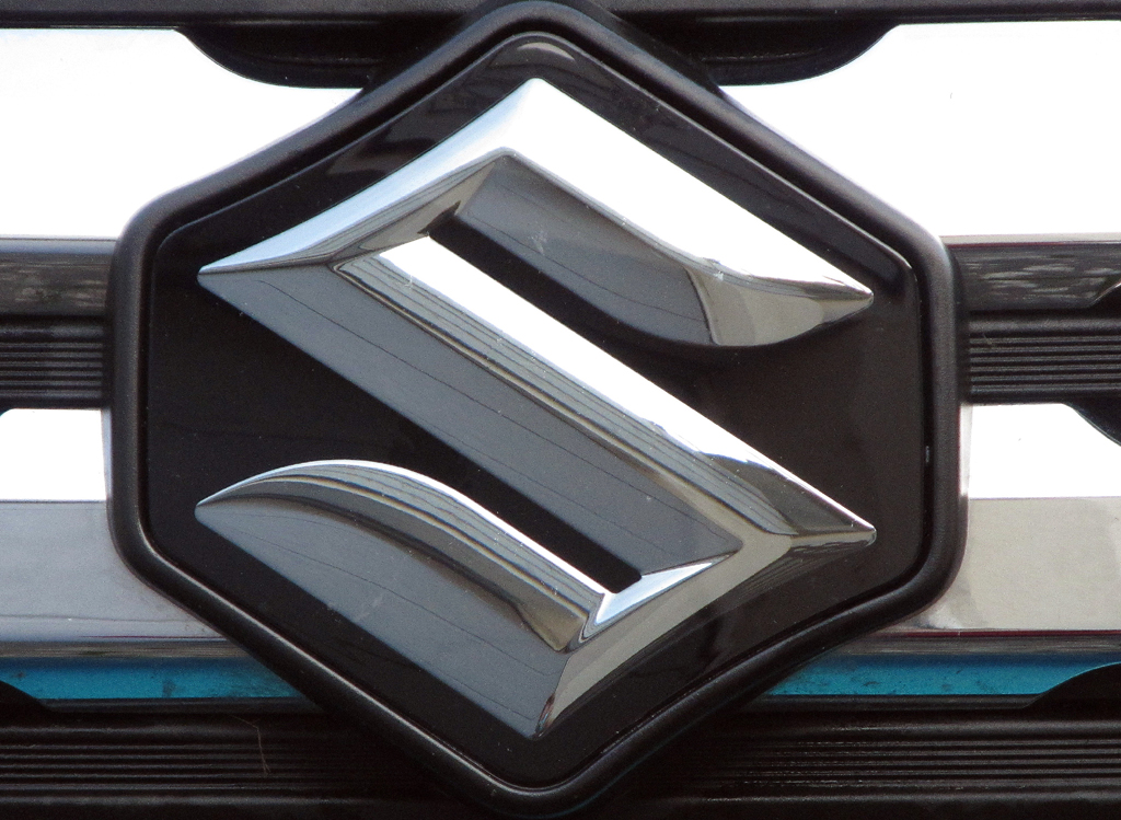 Suzuki Vitara: Das Markenlogo sitzt vorn mittig im Kühlergrill.