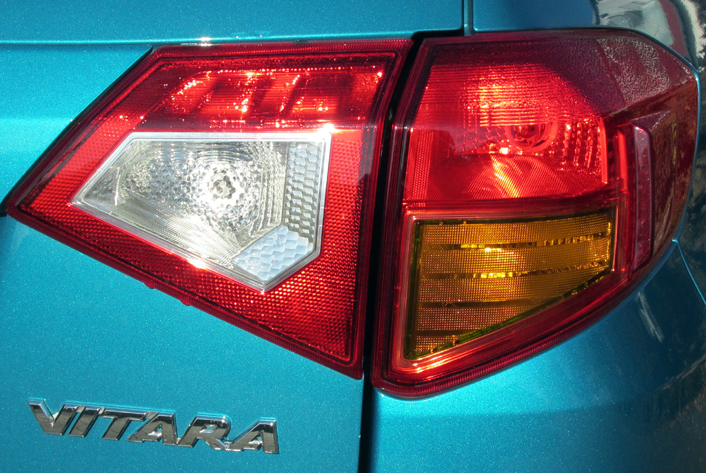 Suzuki Vitara: Moderne Leuchteinheit hinten mit Modellschriftzug.