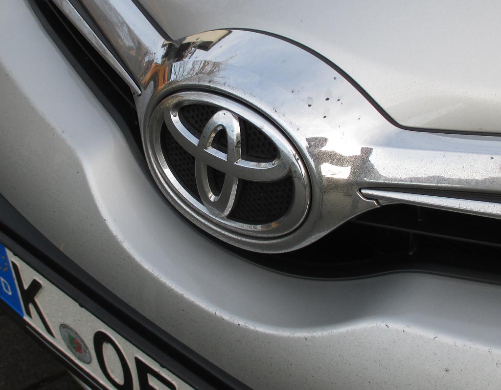Toyota Auris: Blick auf die Frontpartie samt Markenlogo. 