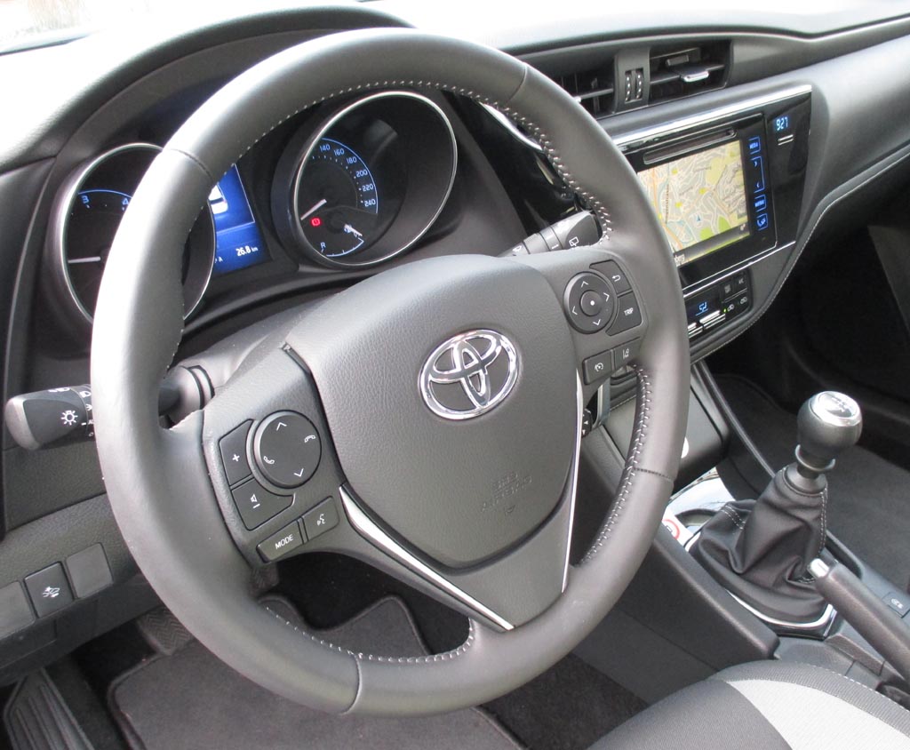 Toyota Auris: Blick ins Cockpit, wo die Bedienung jetzt leichter fällt.