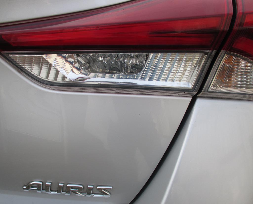 Toyota Auris: Moderne Leuchteinheit hinten mit Modellschriftzug.