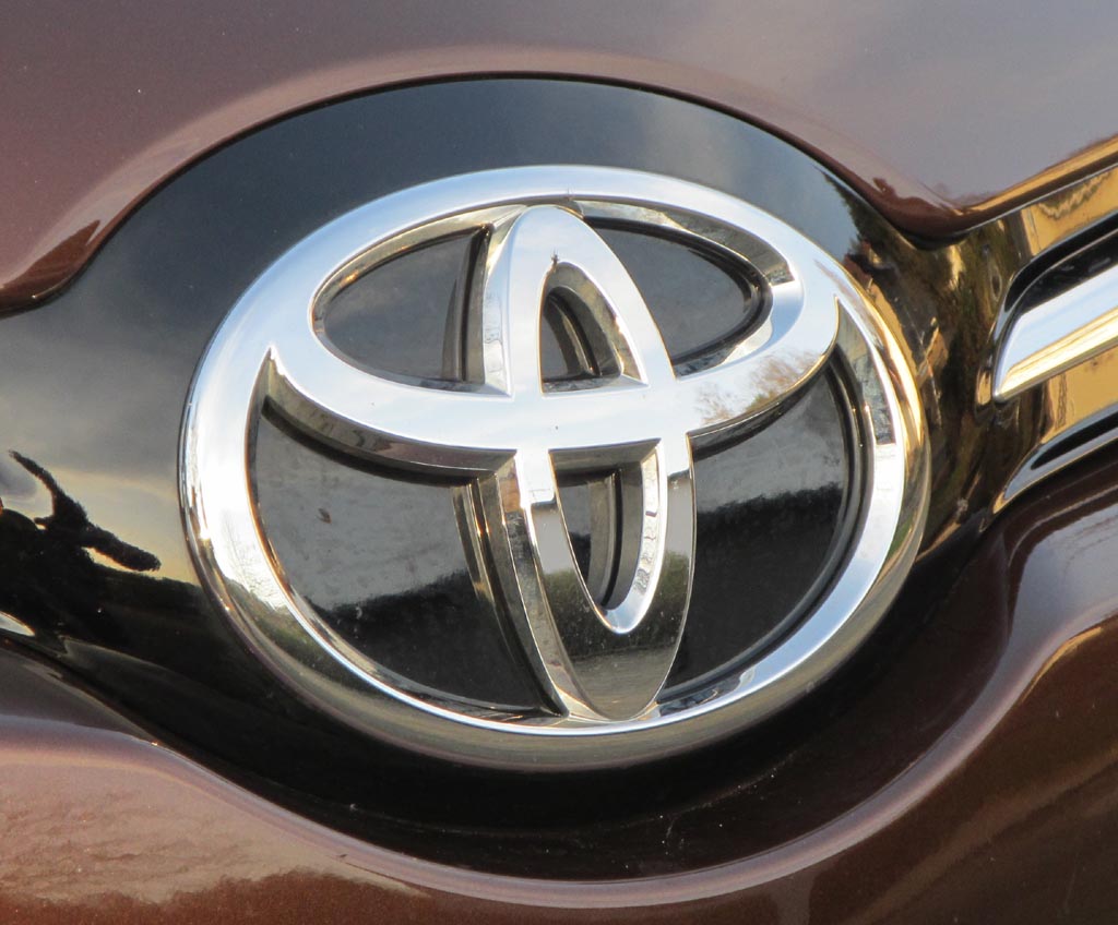 Toyota Avensis Touring Sports: Das Markenlogo sitzt vorn über dem Kühlergrill.
