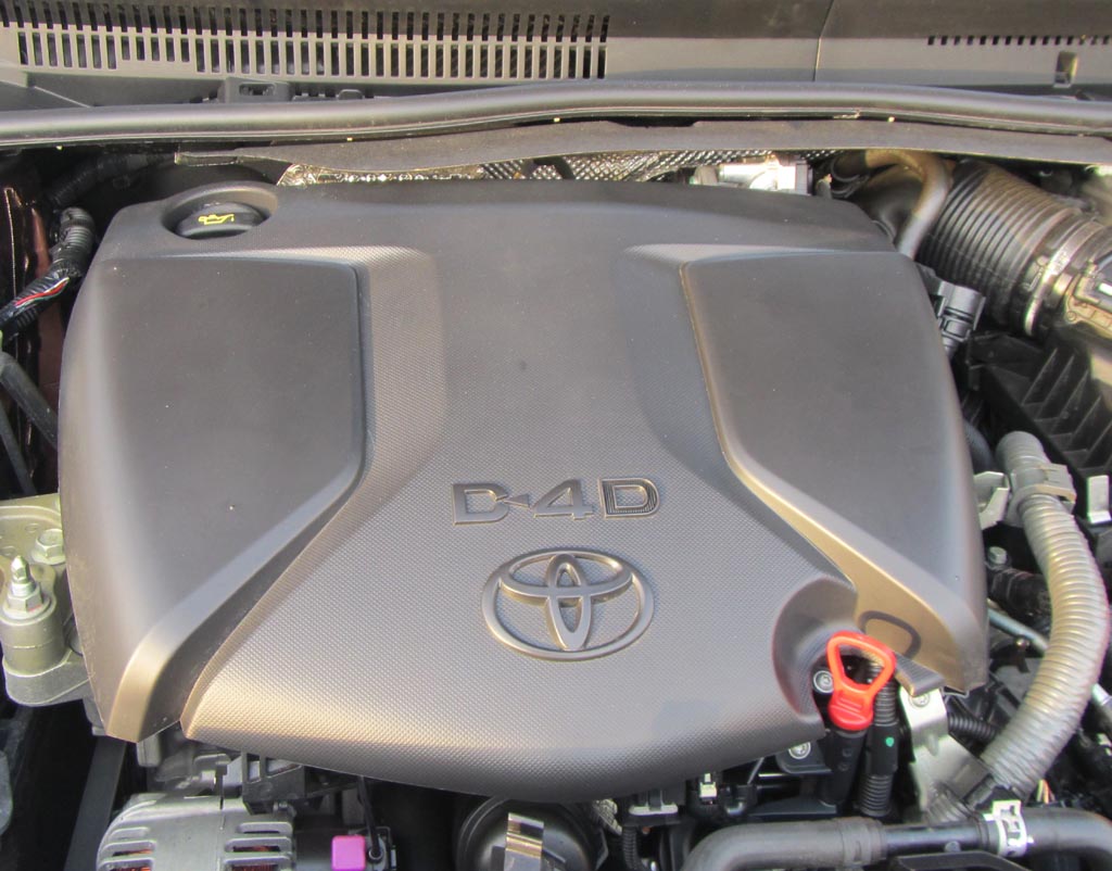 Toyota Avensis Touring Sports: Blick unter die Haube auf den 2,0-Liter-Selbstzünder.