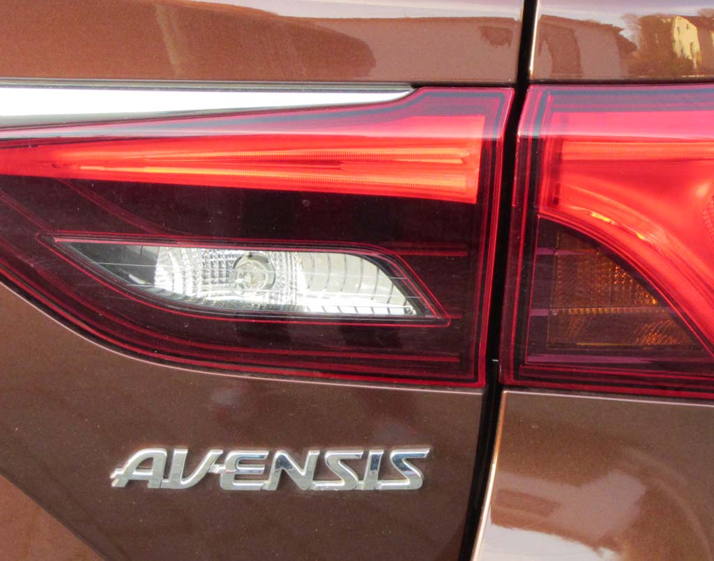 Toyota Avensis Touring Sports: Moderne Leuchteinheit hinten mit Modellschriftzug.