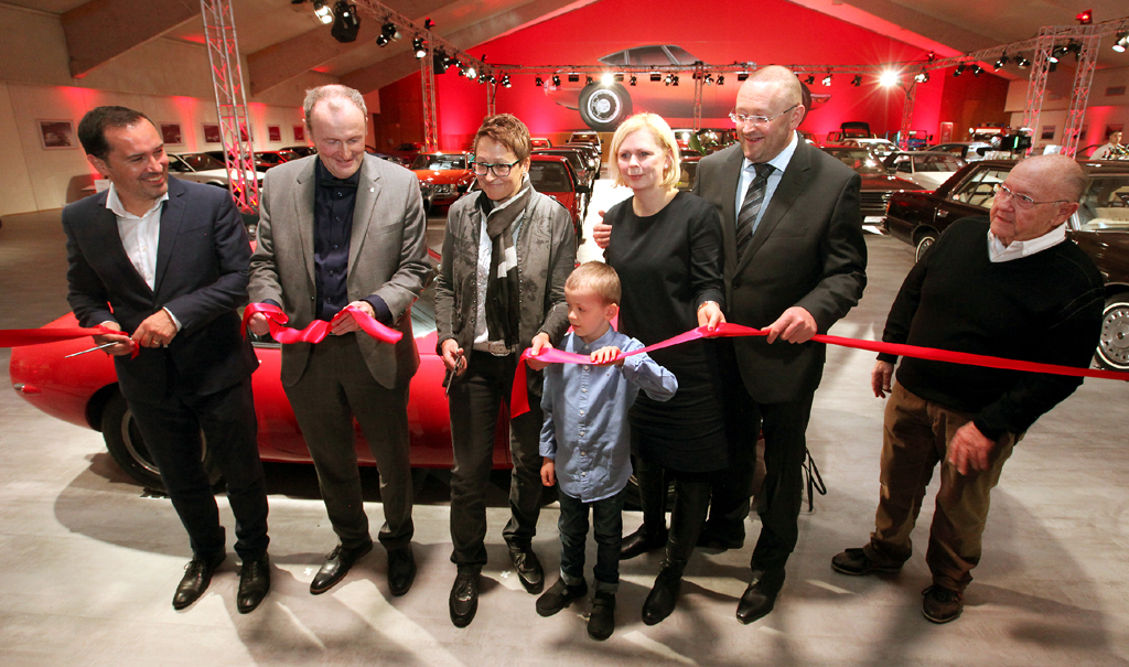 Eröffnung mit (von links) Deutschland-Chef Fuchs, Bürgermeister Heinen und Familie Pichert.