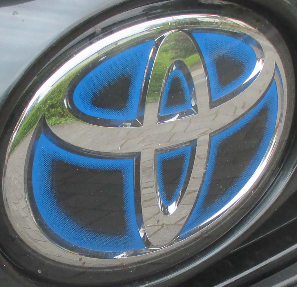 Toyota Prius Plug-in-Hybrid: Blick auf das Markenlogo an der Frontpartie.