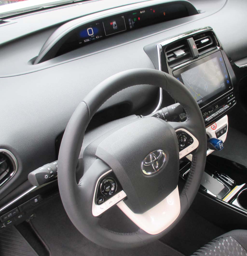 Toyota Prius Plug-in-Hybrid: Blick in das auf das Wichtigste reduzierte Cockpit.