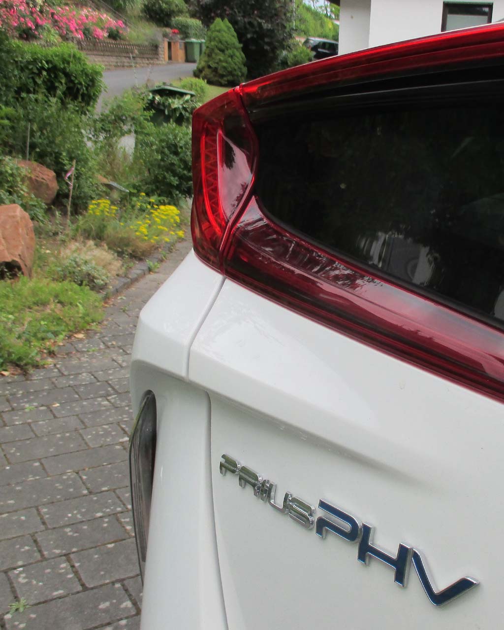 Toyota Prius Plug-in-Hybrid: Moderne Leuchteinheit hinten mit Modellschriftzug.