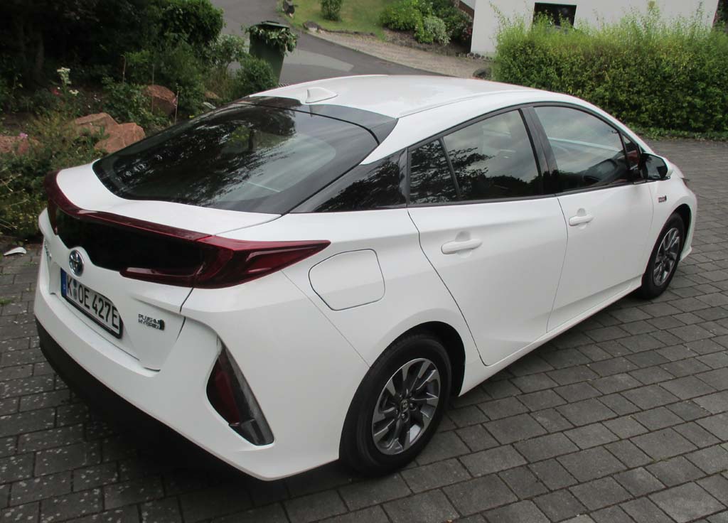 Toyota Prius Plug-in-Hybrid: Heck-/Seitenansicht.