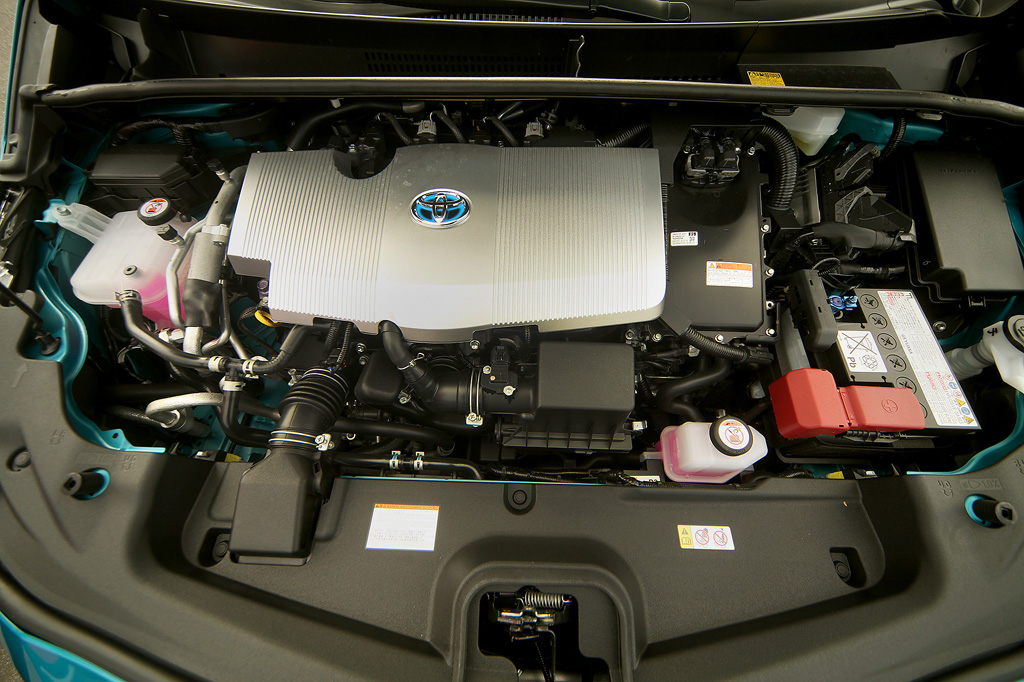 Toyota Prius Plug-in-Hybrid: Blick unter die Haube des Modells mit Doppelherz-Kraft.