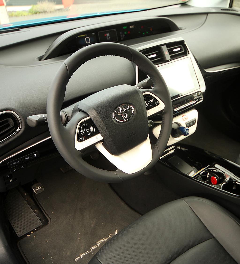 Toyota Prius Plug-in-Hybrid: Blick ins eher puristische Cockpit.