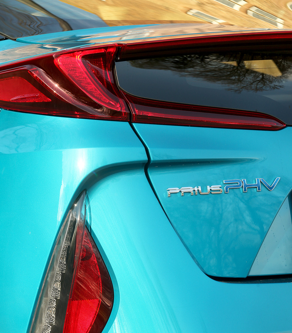 Toyota Prius Plug-in-Hybrid: Blick auf den Modellschriftzug auf der Hecktür.
