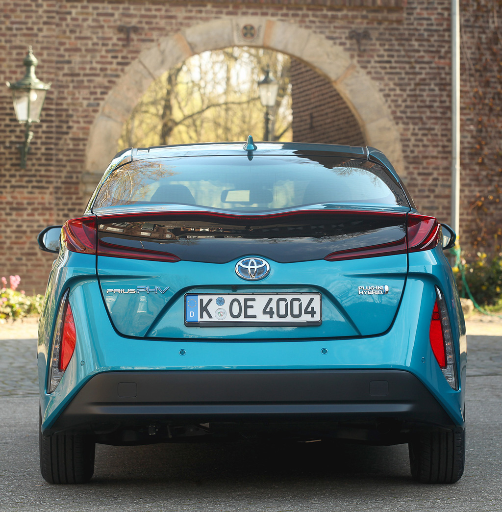 Toyota Prius Plug-in-Hybrid: Blick auf die Heckpartie.