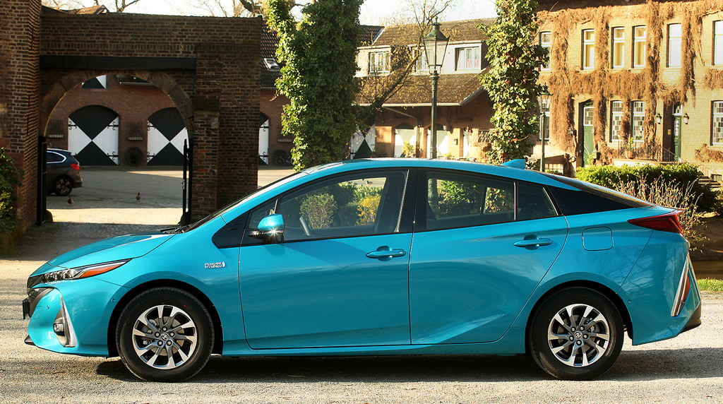 Toyota Prius Plug-in-Hybrid: Und so sieht der flacher bauende Japaner von der Seite aus.
