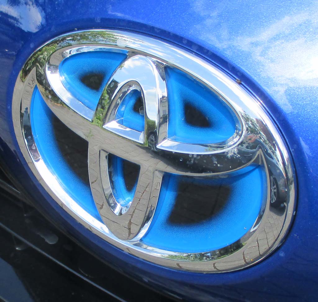 Toyota Yaris Hybrid: Das Markenlogo sitzt vorn auf der Motorhaube.