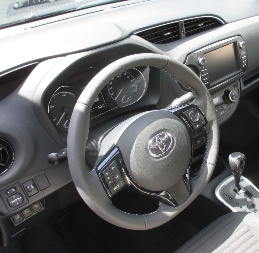 Toyota Yaris Hybrid: Im Cockpit geht es sehr übersichtlich zu.