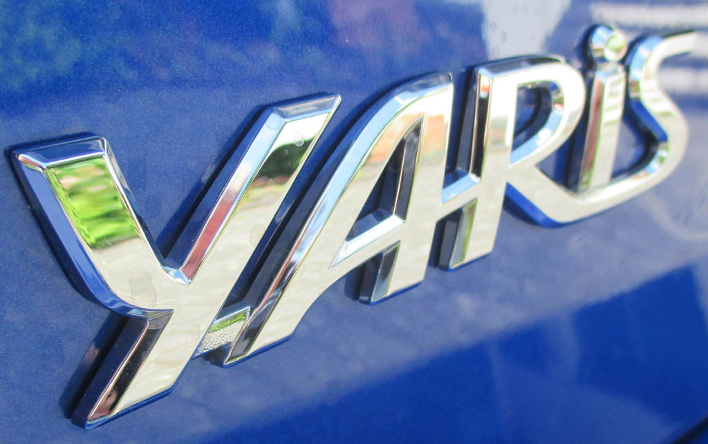 Toyota Yaris Hybrid: Modellschriftzug auf der Hecktür.