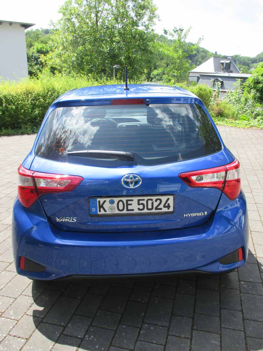 Toyota Yaris Hybrid: Blick auf die Heckpartie.