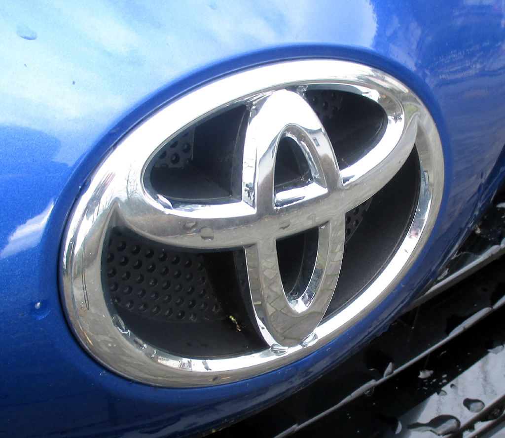 Toyota Yaris: Das Markenlogo sitzt vorn über dem Kühlergrill.