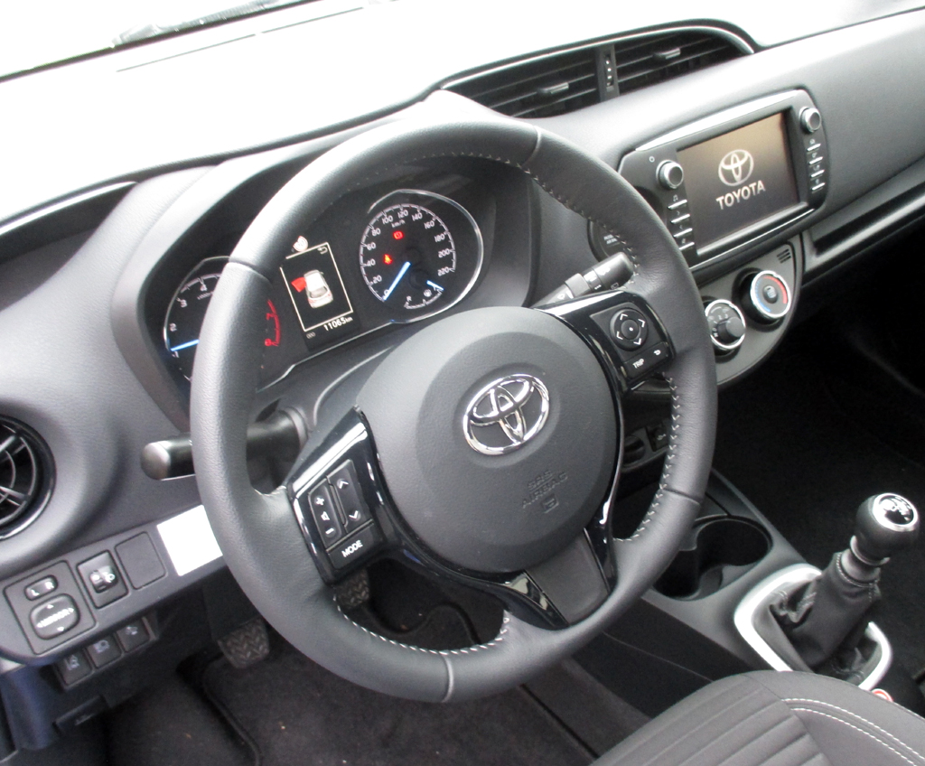 Toyota Yaris: Im Cockpit geht es schnörkellos zu.
