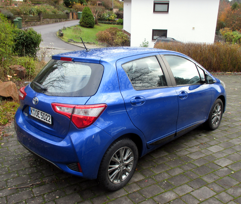 Toyota Yaris: Heck-/Seitenansicht.