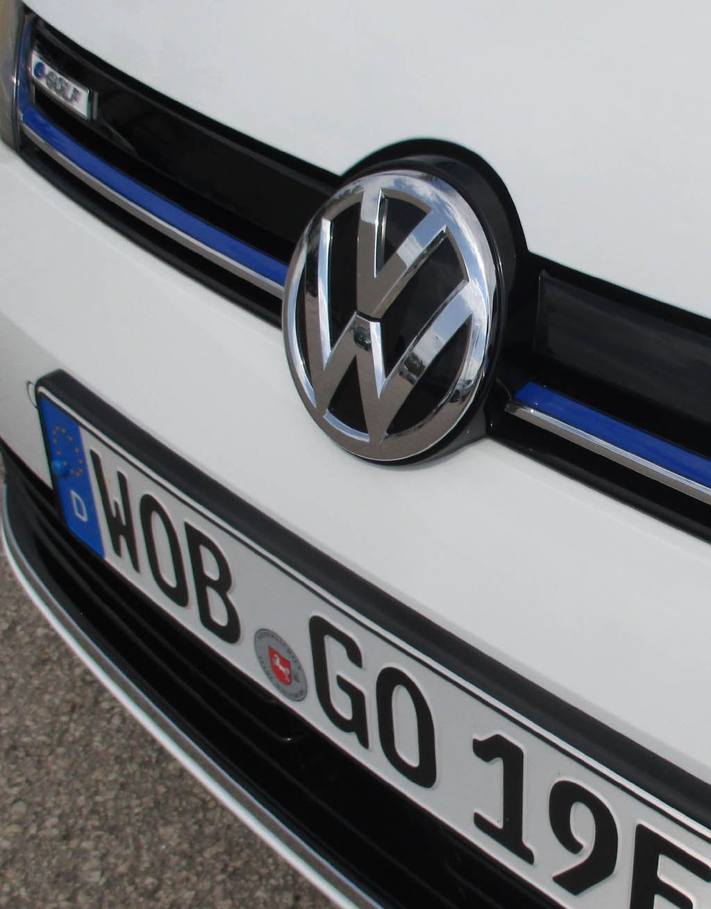 VW E-Golf: Blick auf das Markenlogo auf der Front.