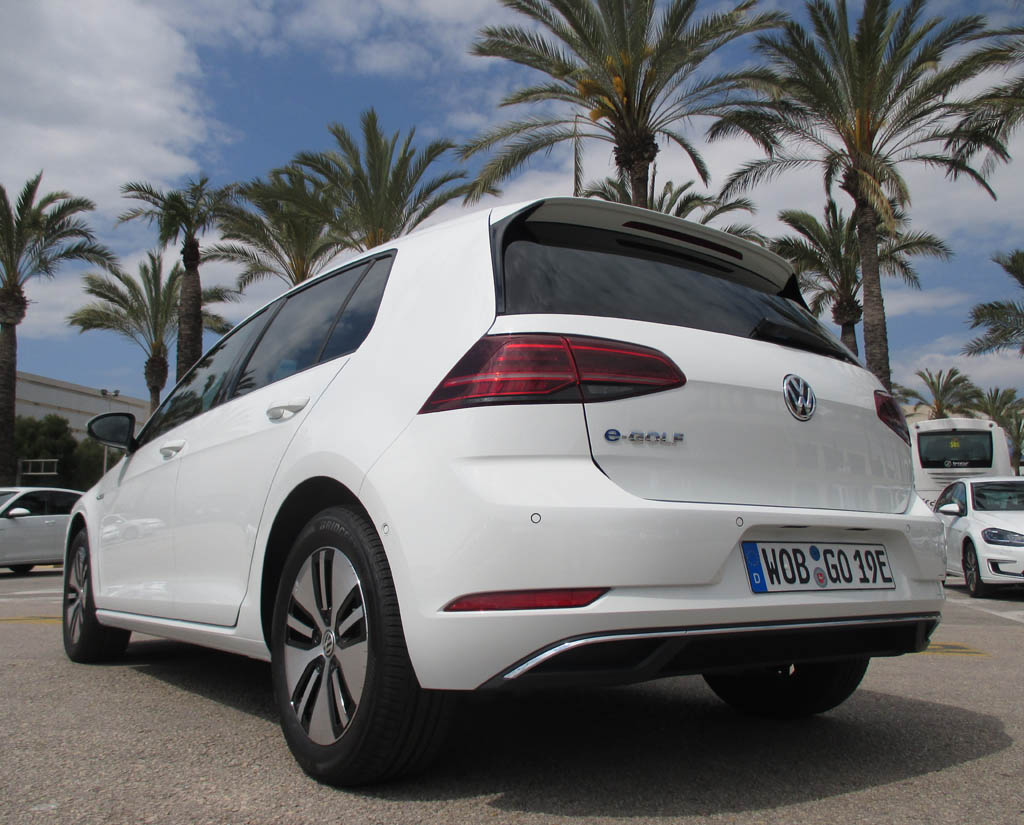 VW E-Golf: Heck-/Seitenansicht.