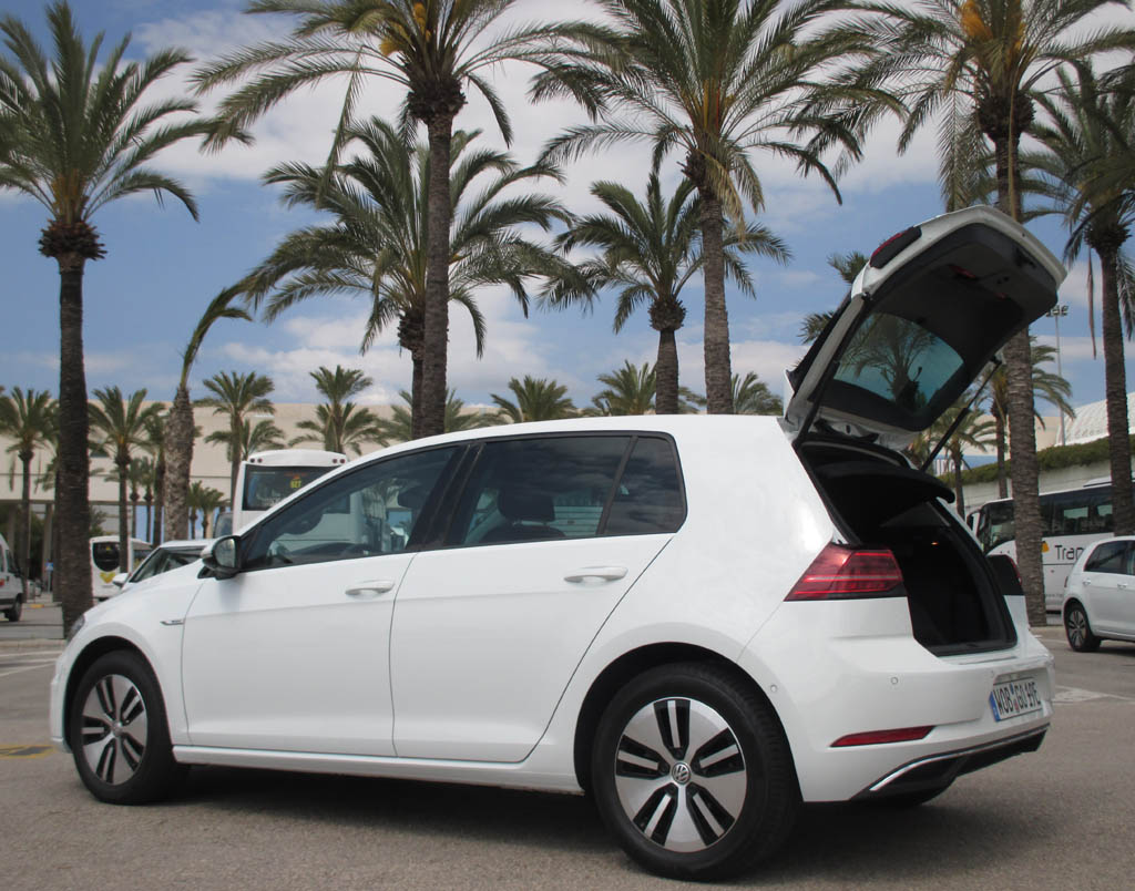 VW E-Golf: Das Gepäckabteil fasst in diesem Fall 341 bis 1231 Liter.