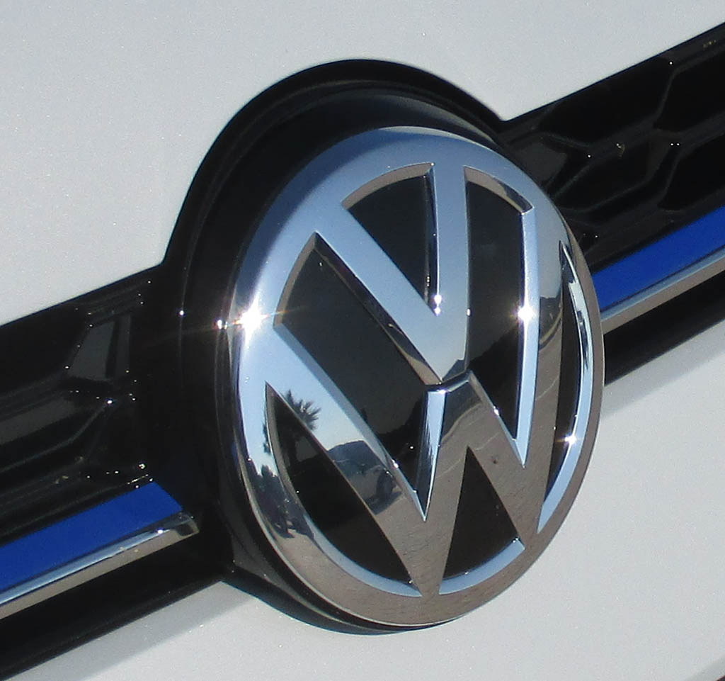 VW GTE-Golf: Blick auf das Markenlogo an der Front.
