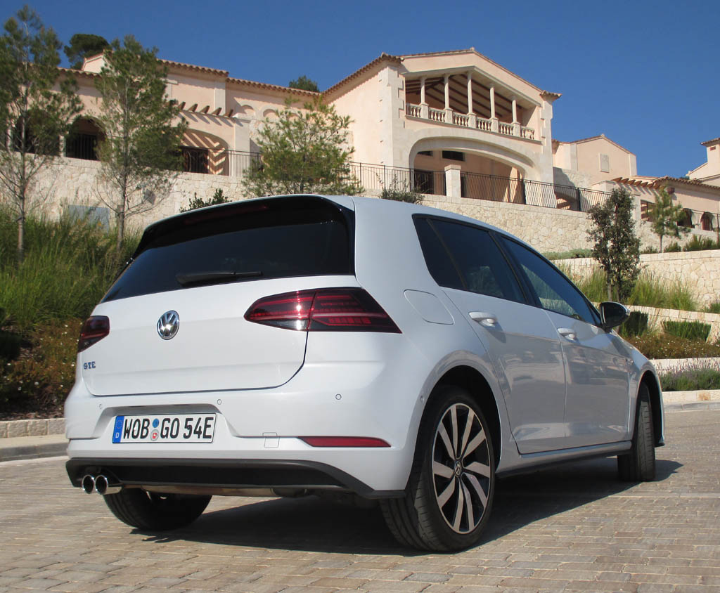 VW GTE-Golf: Heck-/Seitenansicht.