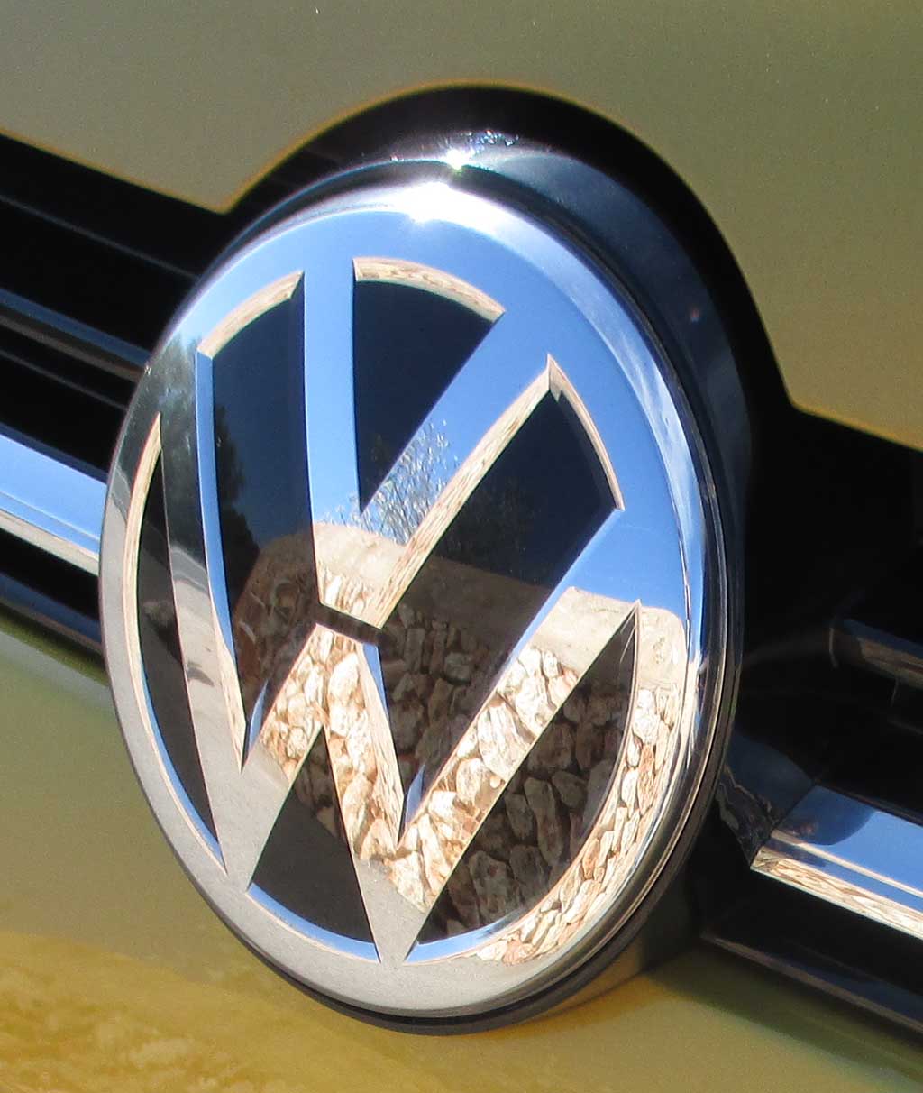 VW Golf: Das Markenlogo prangt groß an der Frontpartie..