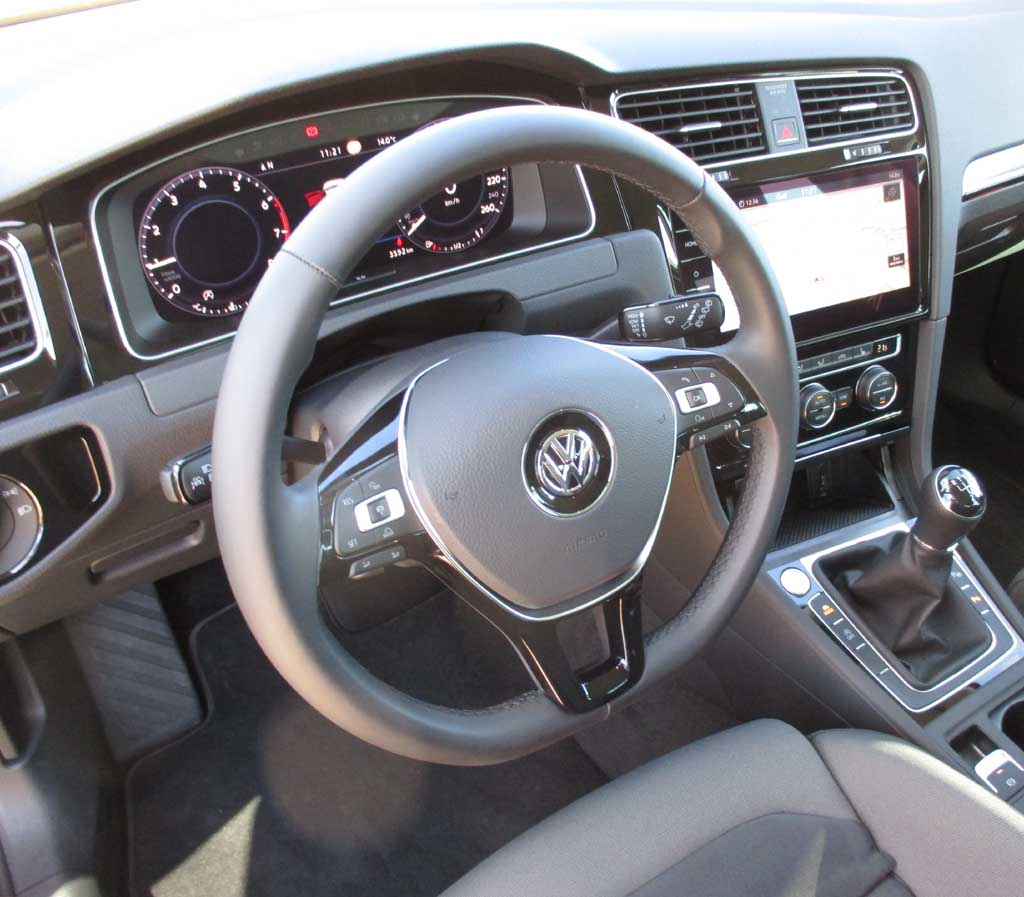 VW Golf: Das Cockpit wirkt mit den größeren Monitoren noch übersichtlicher.