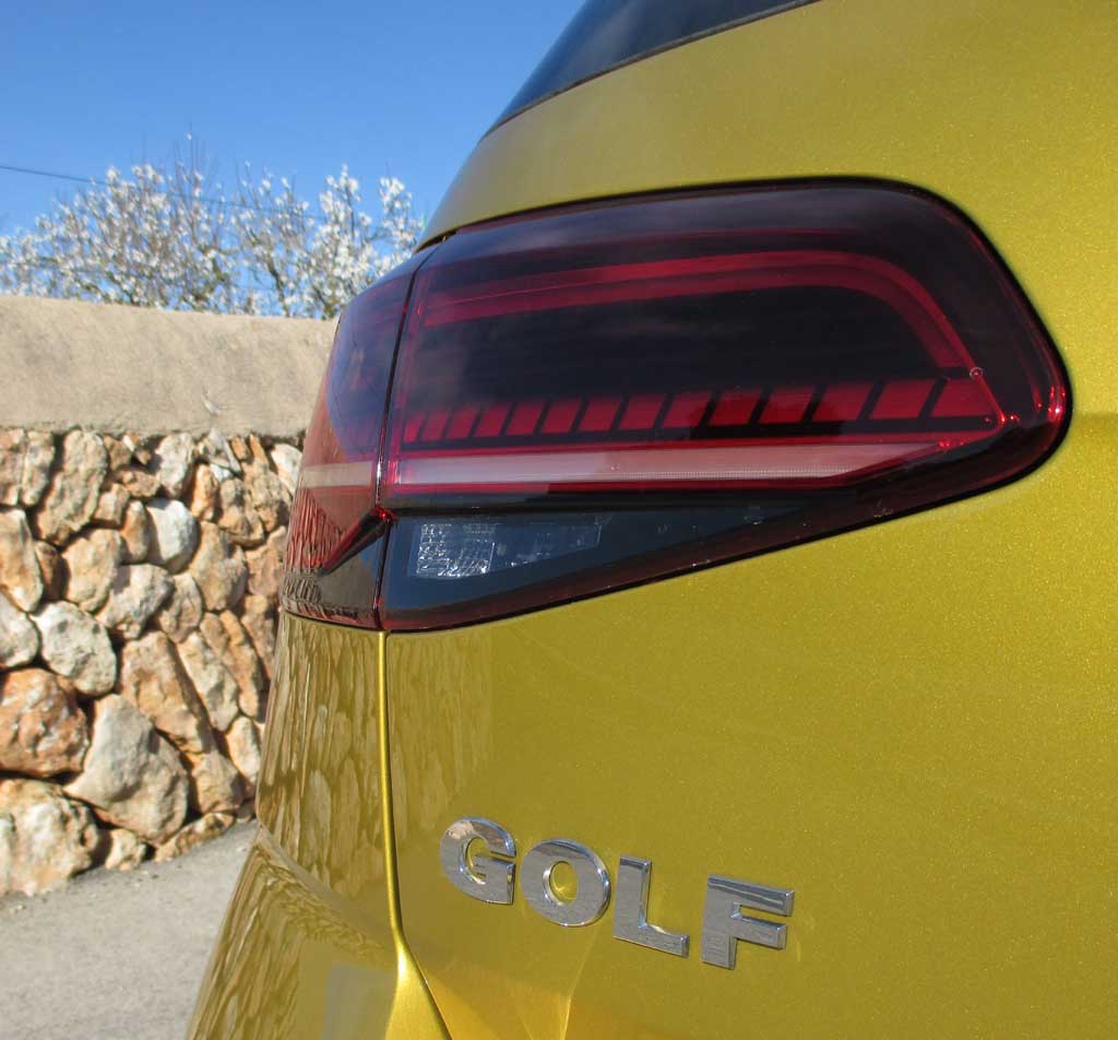 VW Golf: Moderne Leuchteinheit hinten mit Modellschriftzug.