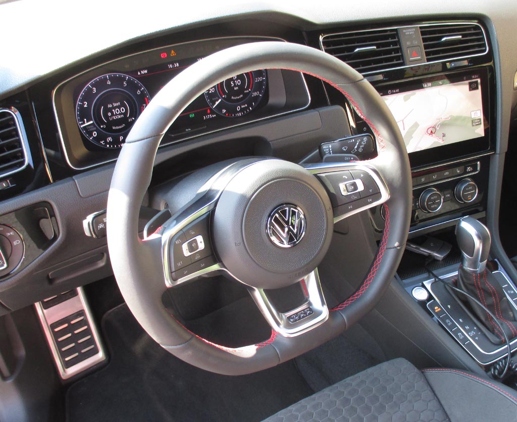 VW Golf GTI Performance: Blick ins sportliche Cockpit.